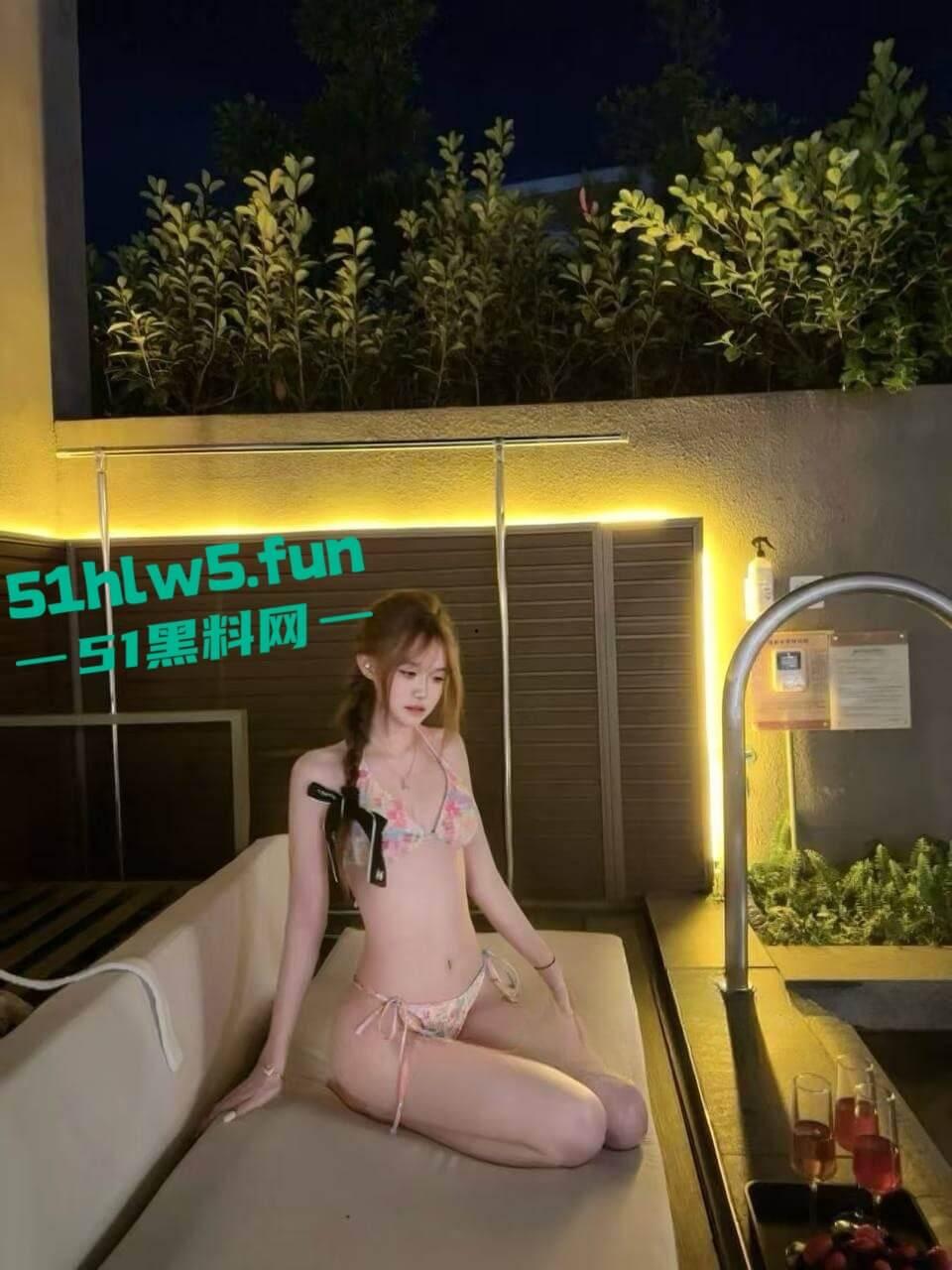 广东高颜值学生妹【覃苏】穿开裆丝袜主动掰穴,被主人远程调教完整版视频流出!-2