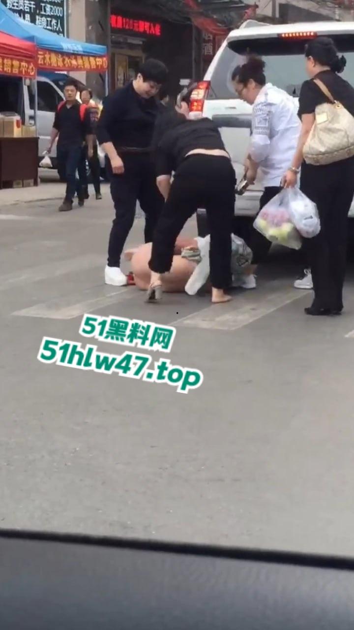 陕西太原抓小三现场,大妈带着三位姐妹当街抓小三,大街上边打边脱不得不说小三身材的确很赞。-5