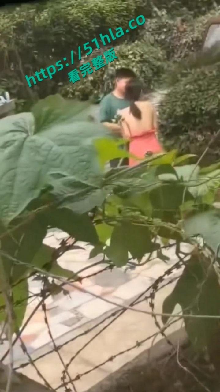 年轻男女户外打野激情,抠逼口交火辣开场,无套抽插狂操野外激情挑逗感官!-2