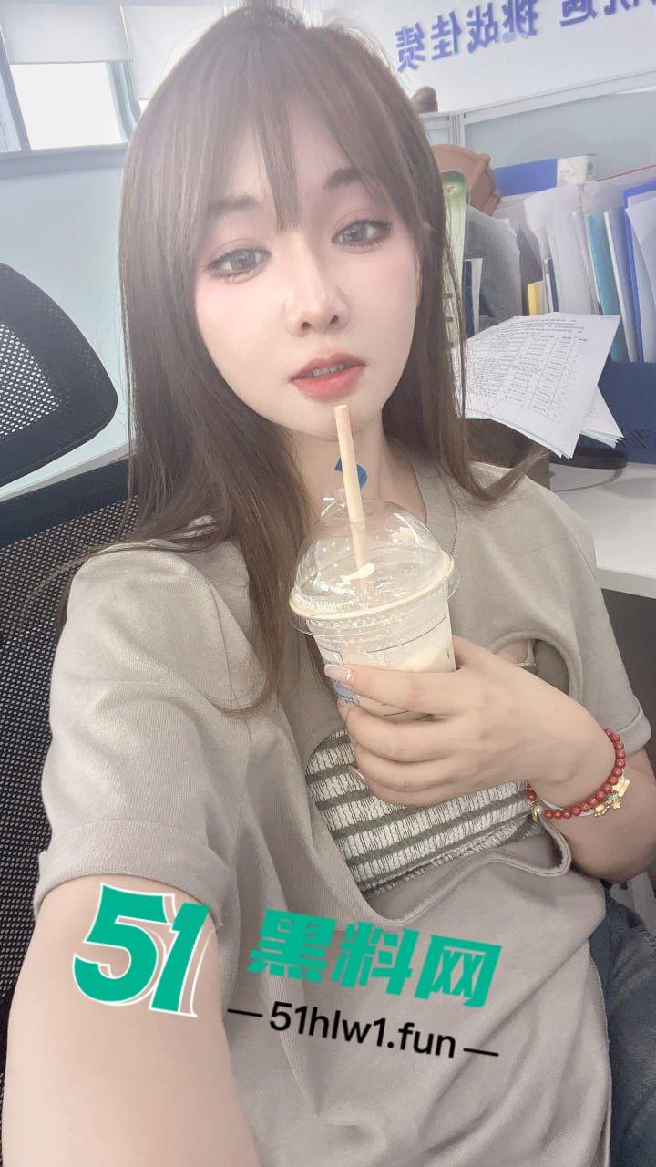 真实附近人撩骚认识个80后极品美少妇，颜值高身材超赞巨乳白嫩翘臀美腿，大大的眼睛看着就撩人。-2