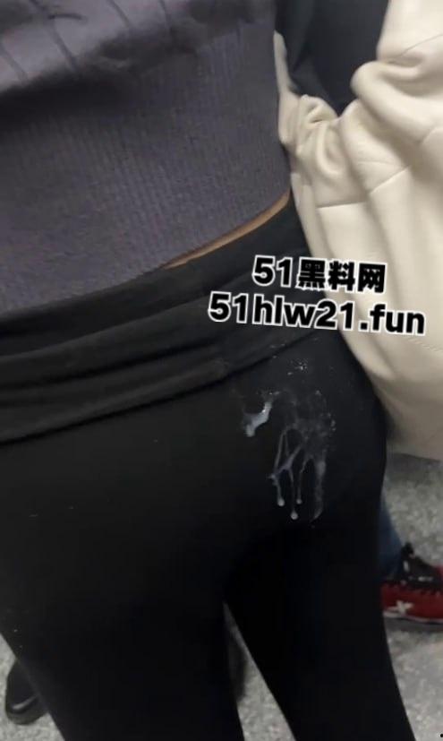 白净大叔竟是地铁痴汉,地铁上顶臀打飞机爆射小仙女屁股,美女羞愤报警被气哭!-4