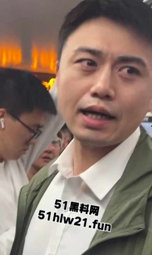 白净大叔竟是地铁痴汉,地铁上顶臀打飞机爆射小仙女屁股,美女羞愤报警被气哭!-7