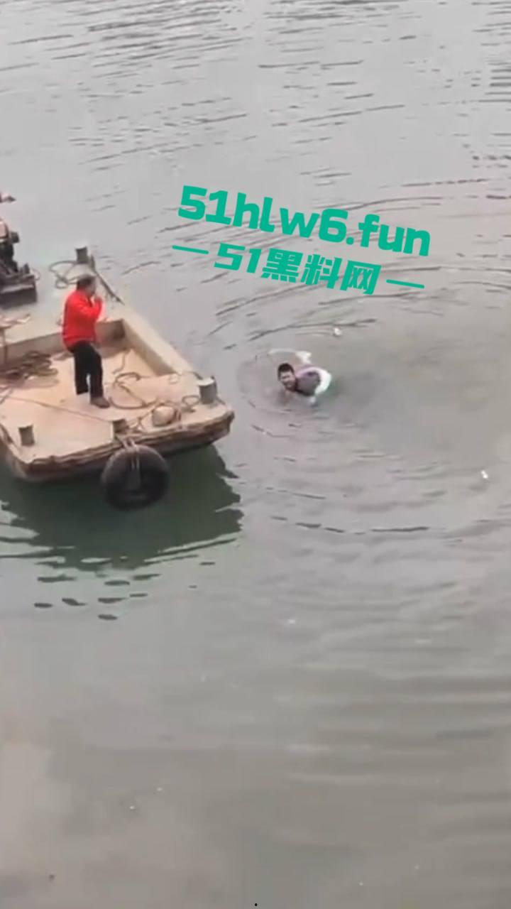 内江市东兴区坠河事故，新江路与临江路路口 一辆汽车失控，冲出护栏坠入河中两人死亡一人获救。-4