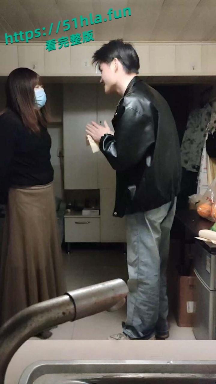 南京伪娘阿红事件,最耀眼的男嘉宾皮衣哥,闪亮登场,清纯气息帅男也拜倒在红姐石榴裙下!-1