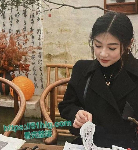 【广西】防城港亮证女【候文莹】出轨视频流出 老公查看家里监控视频怒曝骚女 巨乳肥臀丰满母狗 被多姿势无套爆操-1