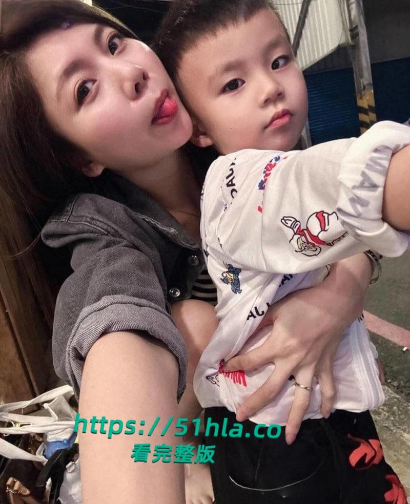 台湾26岁快餐店老板娘【林郁馨】发泄私欲色诱房东,肉棒甩脸掰唇喷尿,淫语口交极度下贱!-1