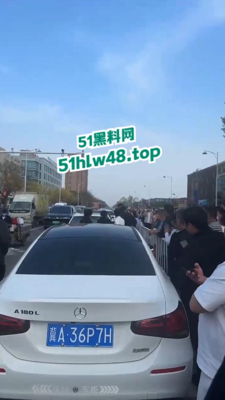 河北邢台最蠢原配,带姐妹家人砸车抓小三被吓的车里不敢出来,结果被玻璃划伤原配遭刑拘。-4