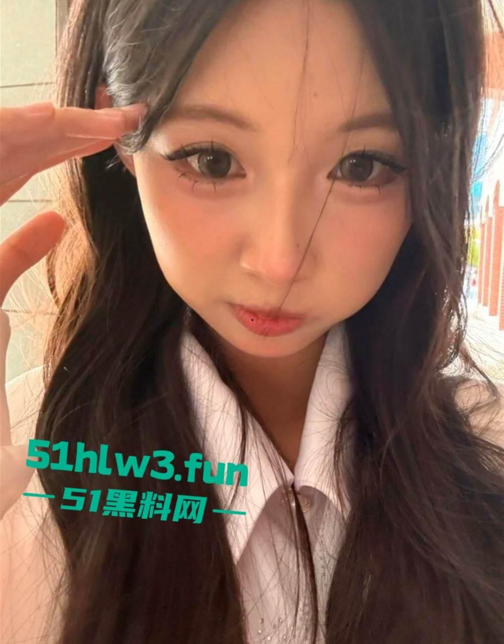 超性感大眼妹【刘亦欣】可爱颜值长腿反差婊,萝莉脸御姐身性感尤物修长美腿超诱人,做爱私拍被渣男流出。-1