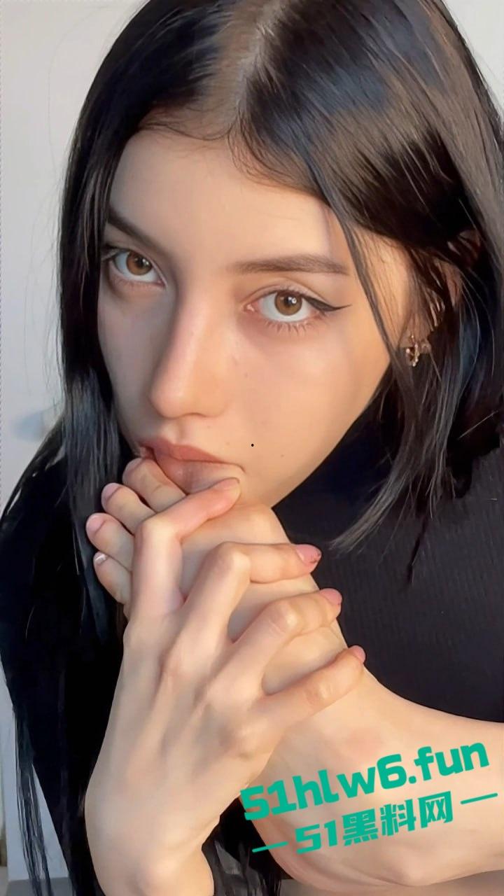 神似迪丽热巴的冷淡御姐,颜值超高的性感尤物私下确是骚母狗一只,深喉吃大屌榨精。-4