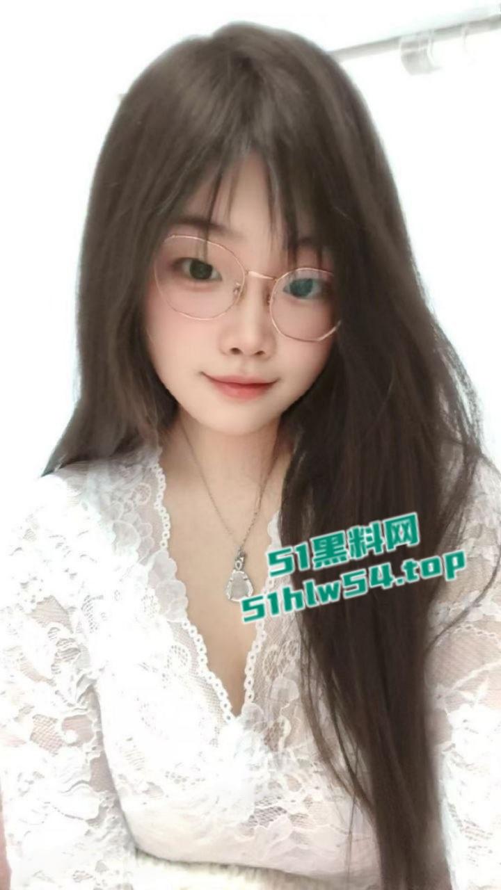 江苏苏州吴江区幼师【姜馨】恋爱期间多次出轨学生家长,男友发现怒曝其私拍泄愤!-1