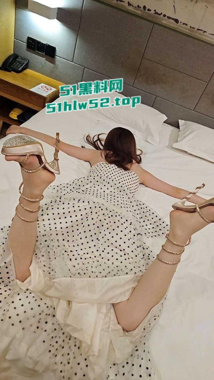 原创狂情哥哥带妹妹出门游玩抵达酒店,妹妹逼痒难耐主动给哥哥足交口交,后入爆操精液射满肥臀!-1