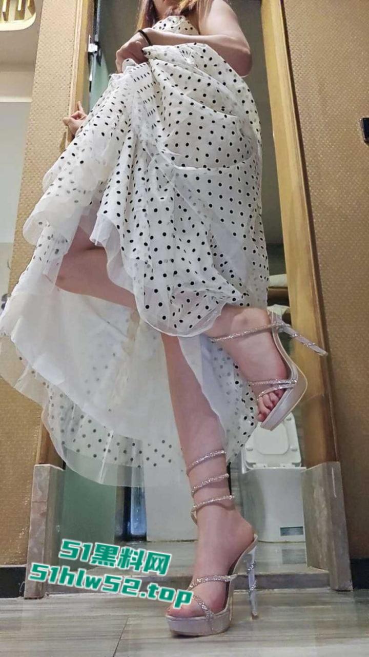 原创狂情哥哥带妹妹出门游玩抵达酒店,妹妹逼痒难耐主动给哥哥足交口交,后入爆操精液射满肥臀!-3