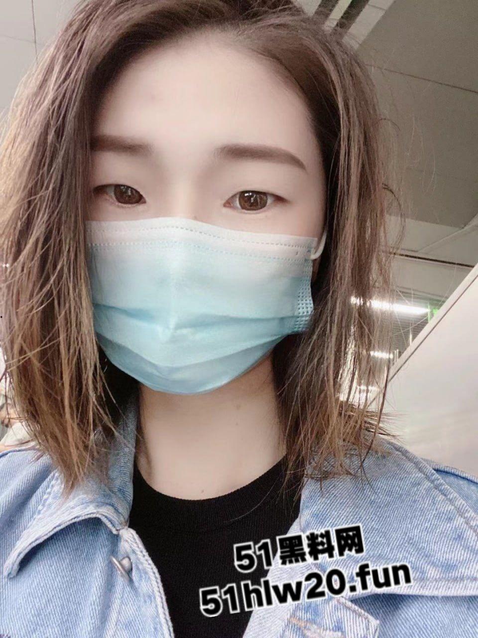 广西柳州职业学院，刚上大一的眼镜妹【杨艳艳】被大三学长拿下，酒店开房被操成母狗视频遭流出。-1