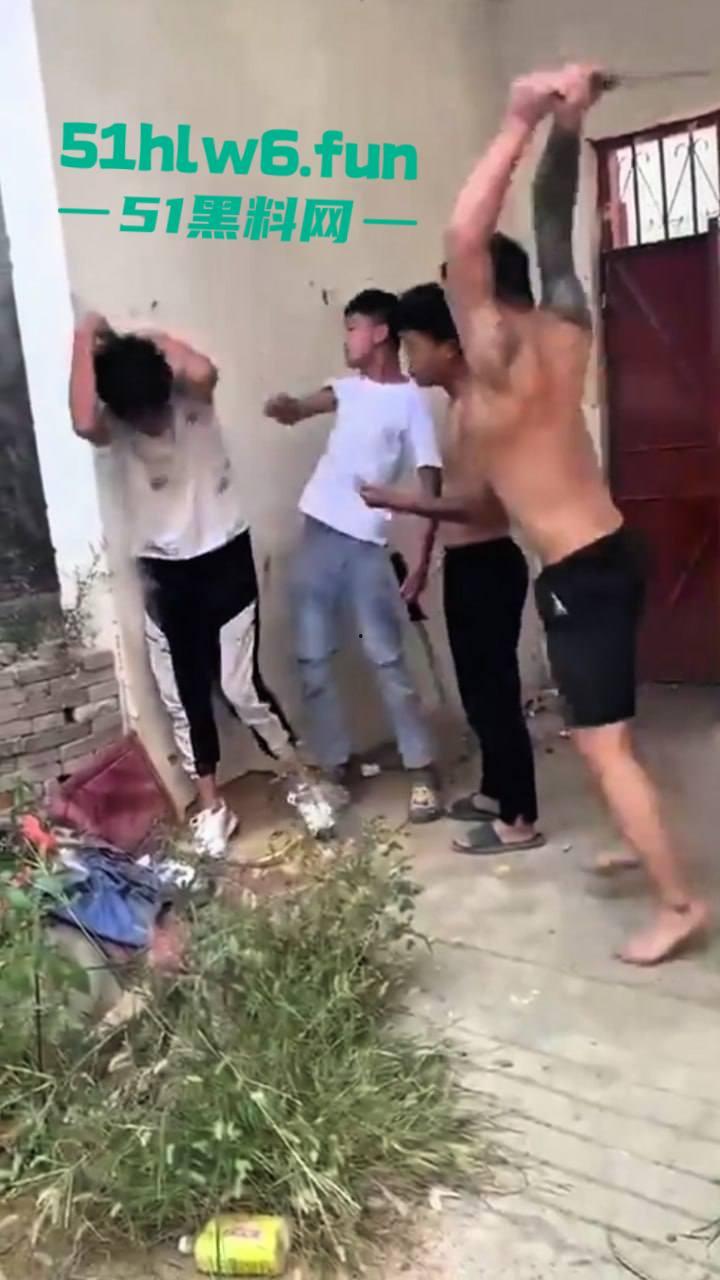 河南南阳暴力事件，精神小伙虐待殴打学生拍下视频炫耀，人神共愤必须重判啊。-1