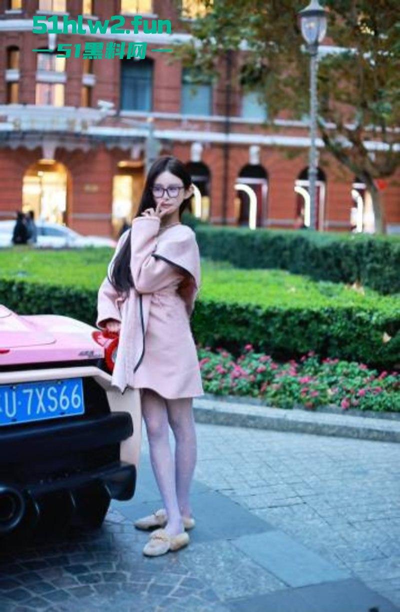 玩大了!抖音女网红【周艺zoyenana】为博眼球开法拉利横冲直撞玩炫富,被警察连人带车一起押走。-3