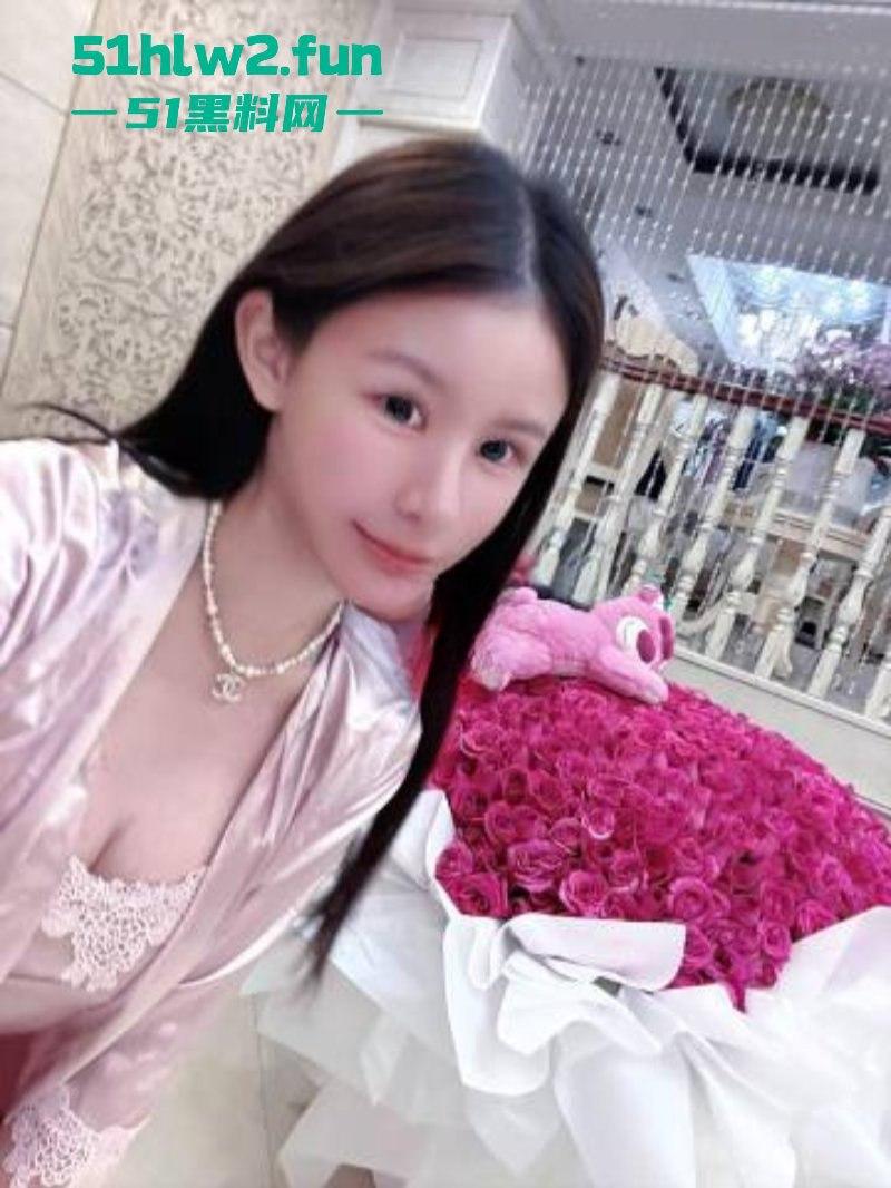 玩大了!抖音女网红【周艺zoyenana】为博眼球开法拉利横冲直撞玩炫富,被警察连人带车一起押走。-6