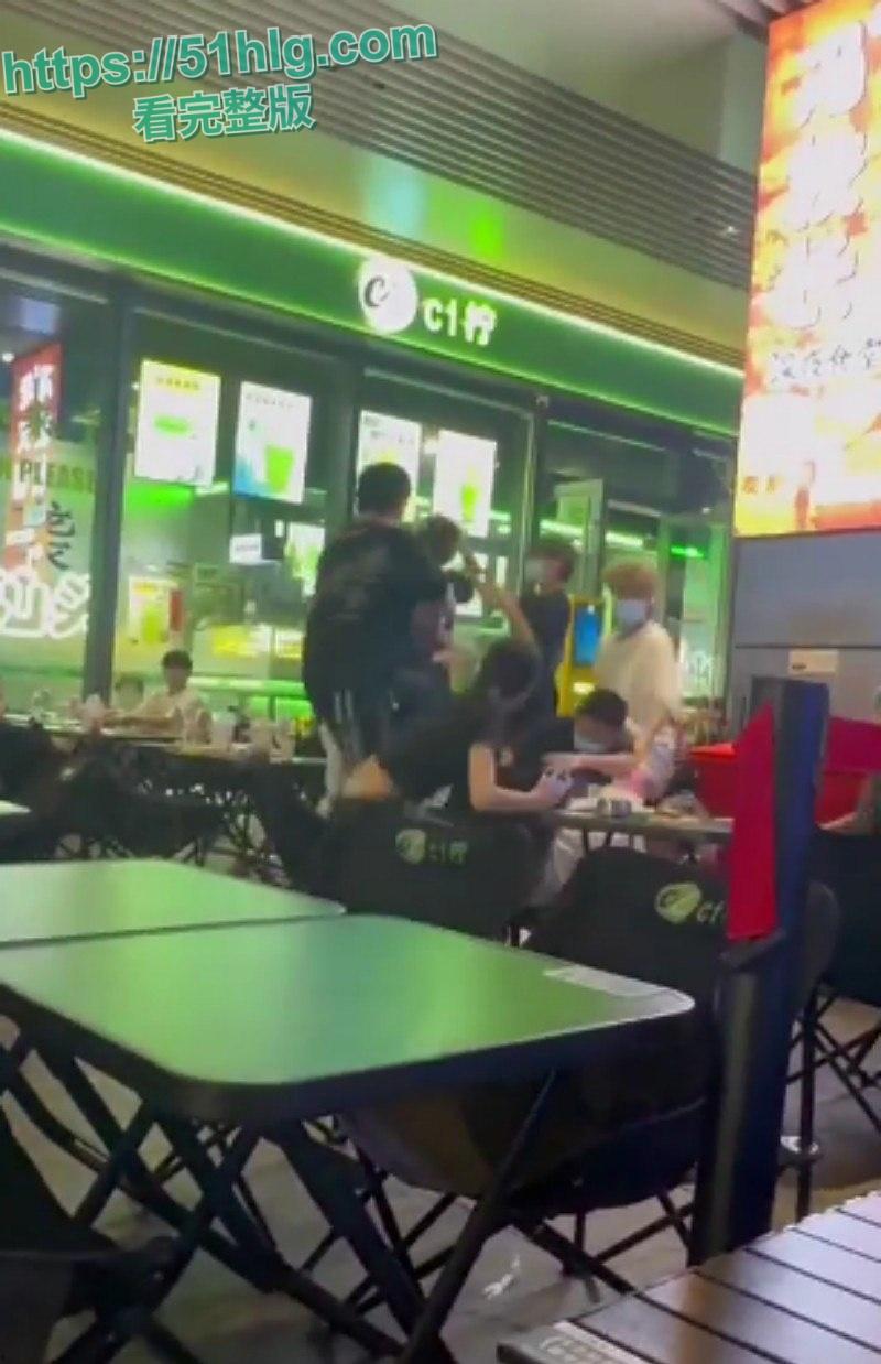 【四川成都】万达广场内多名精神小伙上演现实版古惑仔 吃饭发生冲突 双方人马激烈火拼 桌椅板凳齐上阵-2