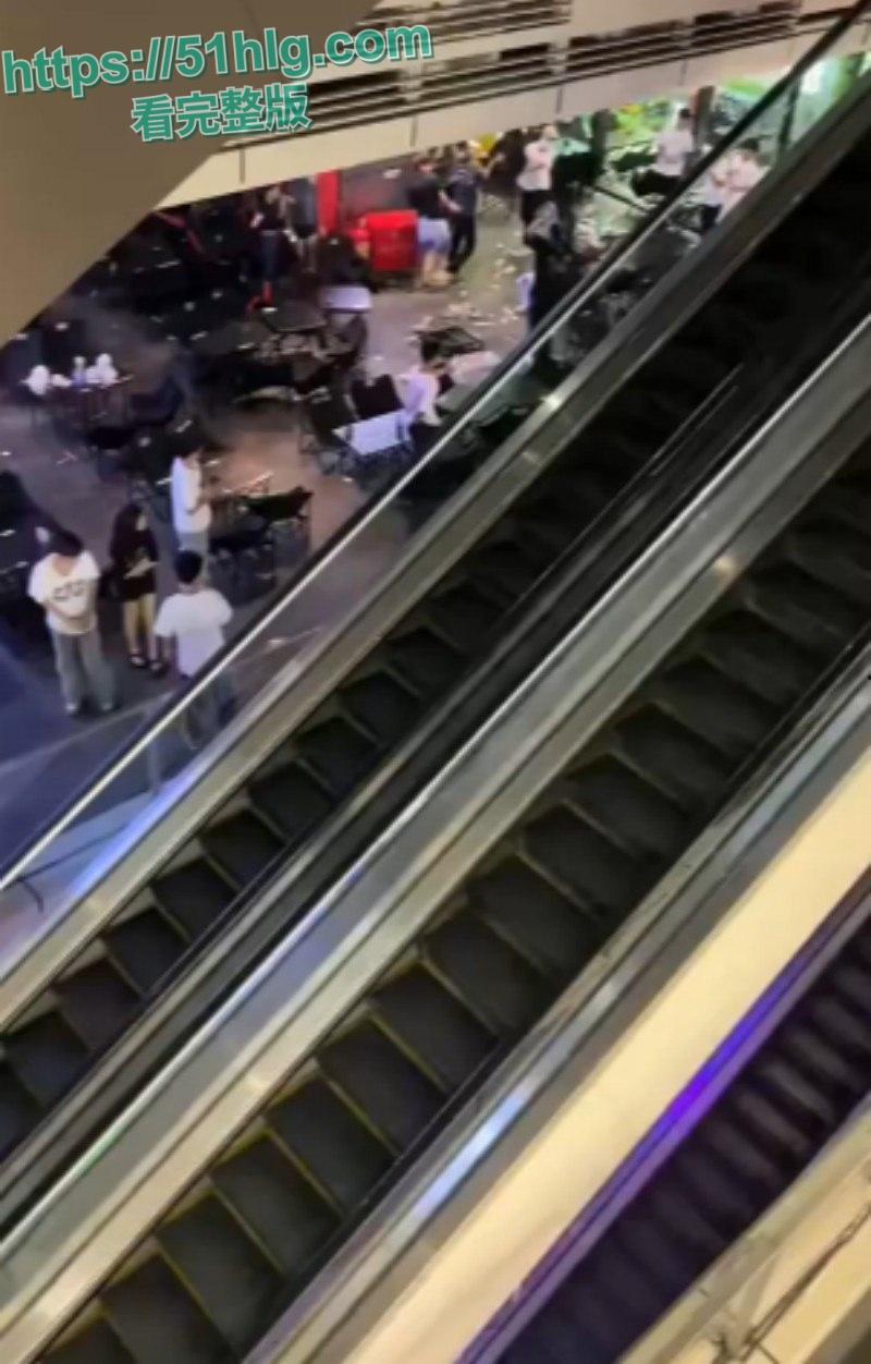 【四川成都】万达广场内多名精神小伙上演现实版古惑仔 吃饭发生冲突 双方人马激烈火拼 桌椅板凳齐上阵-6