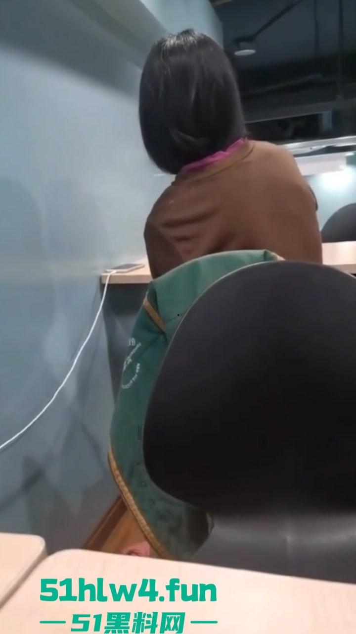 性瘾骚妹罗森便利店休息区自慰高潮,连环淫叫吓坏小处男,引发广大网友疯传。-1