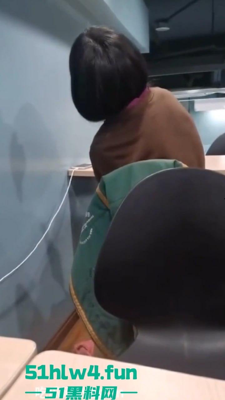 性瘾骚妹罗森便利店休息区自慰高潮,连环淫叫吓坏小处男,引发广大网友疯传。-4