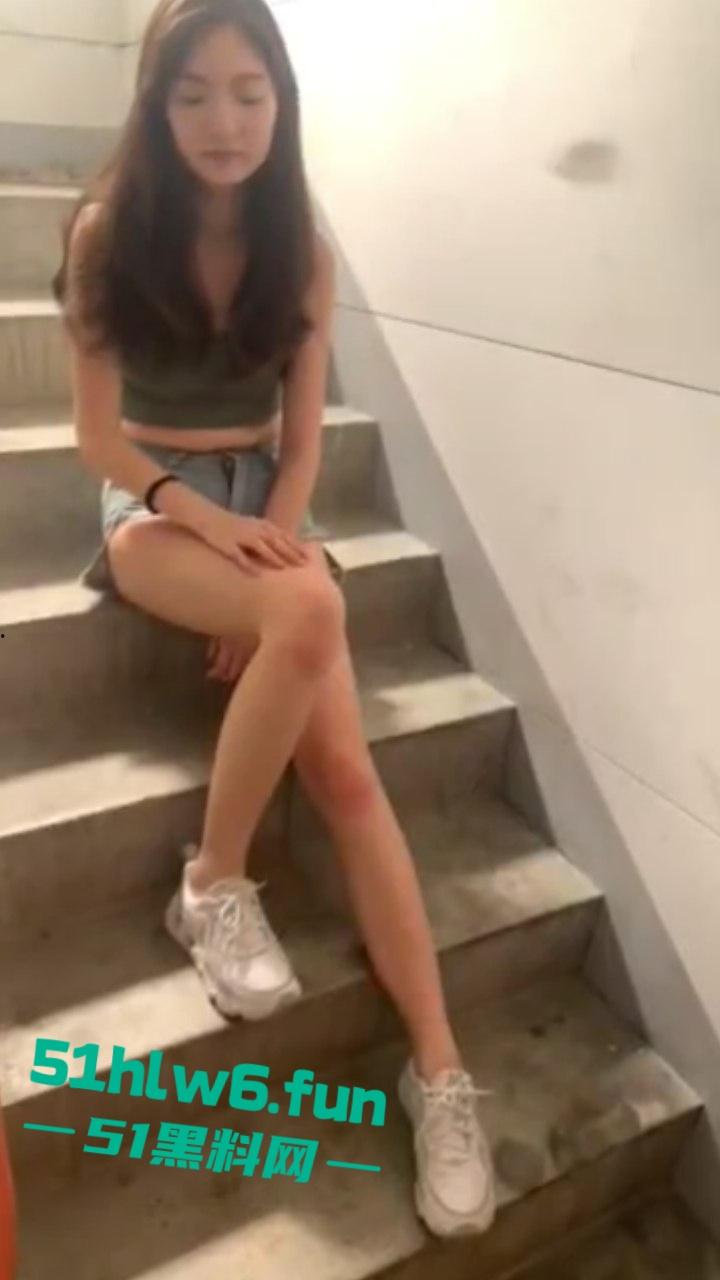 摄影师私拍长腿嫩妹,顶级身材颜值女神逆天大长腿配饱满蜜桃臀,摄影师一边拍照一边打飞机。-3