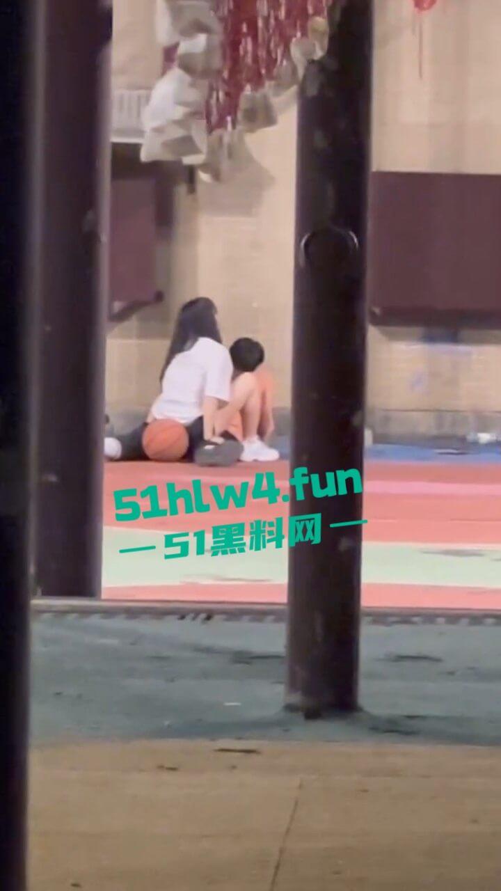 偷拍下篮球场的秘密，一对情侣周围四下无人竟然户外激情做爱，青春的激情与无畏。-4