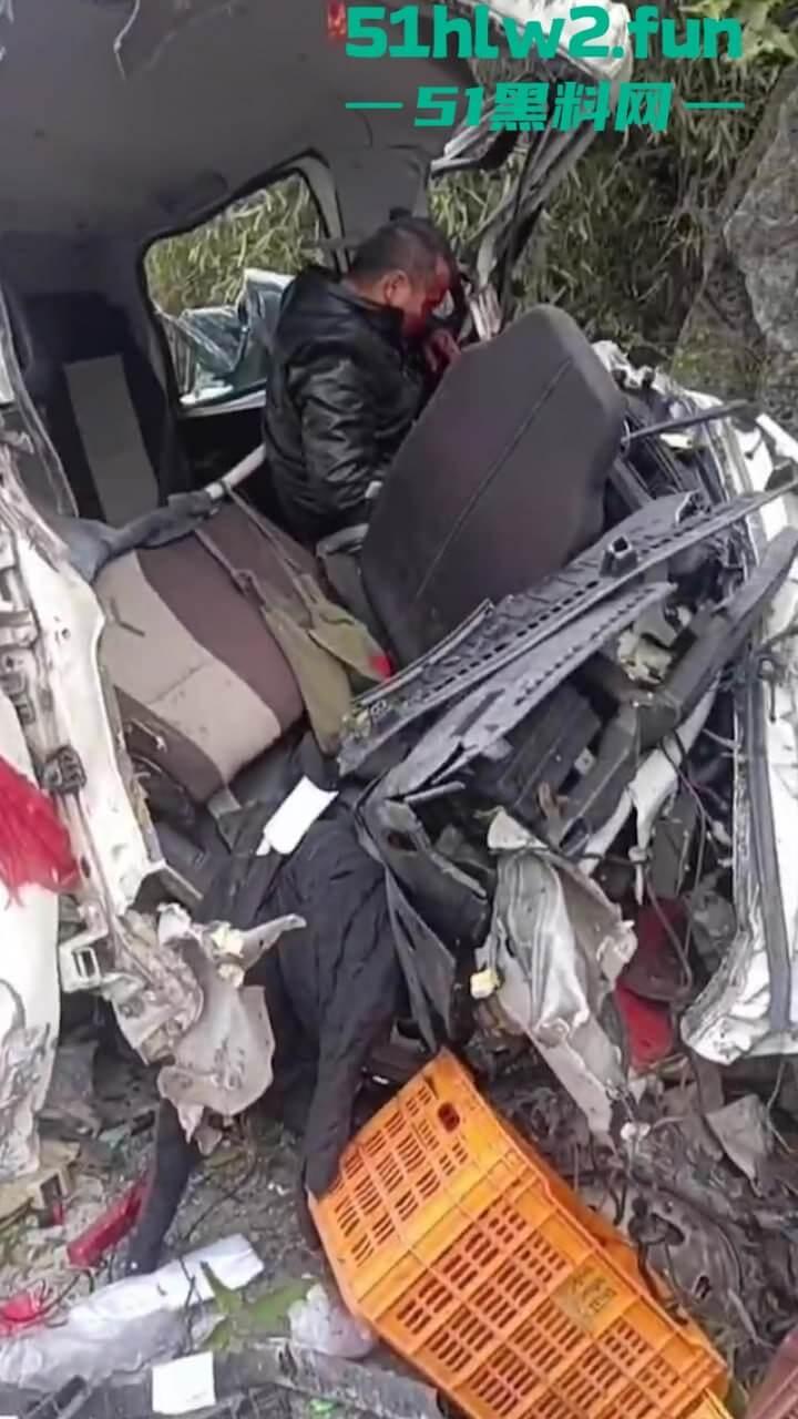 开车打盹儿险送命！湖南石门皂市水库一货车突然失控撞上山体，车头报废人差点归西 。-7