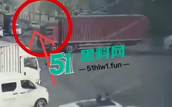 突发惨剧！广东河源一辆比亚迪SUV撞向大货车瞬间解体大货车撞翻，车主女司机高跟鞋头都粉碎了。-13