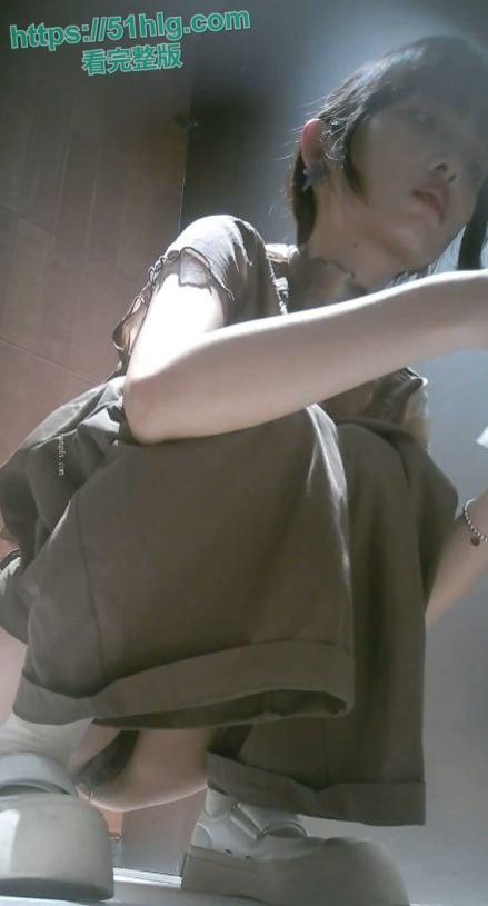 【广州】某商场厕所偷拍美女尿尿 个个都是顶尖美女 骚穴奶子也一览无余 终于知道穿连体衣的女人如何尿尿了-2