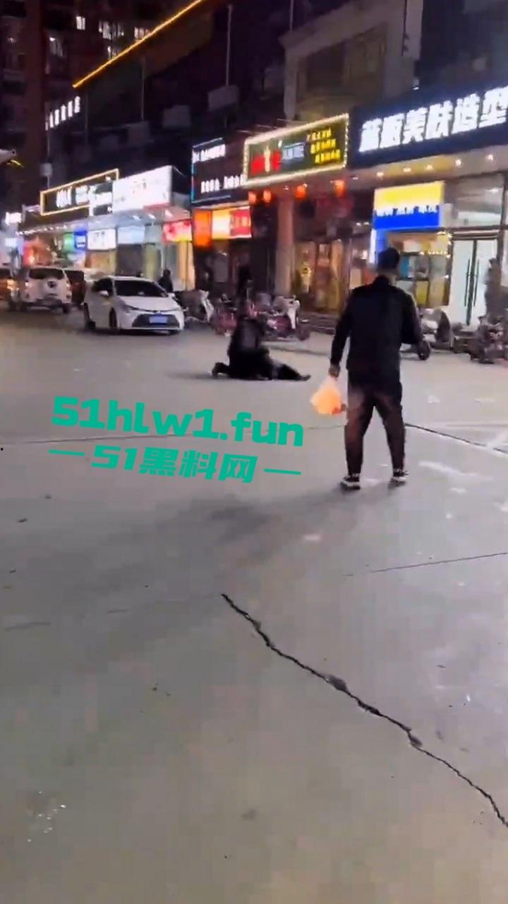 河北三河市街头刀仔,上上城三季小区附近,一男子持刀当街行凶,受害人撕心裂肺惨叫,周围无人敢上前援救。-5