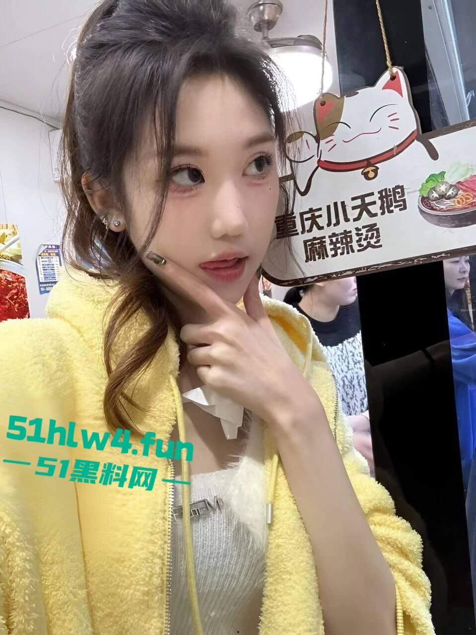 重庆大学超高颜值学妹【徐紫茵】平时看着生人勿进的样子,私下和男友性爱视频遭曝光!-4