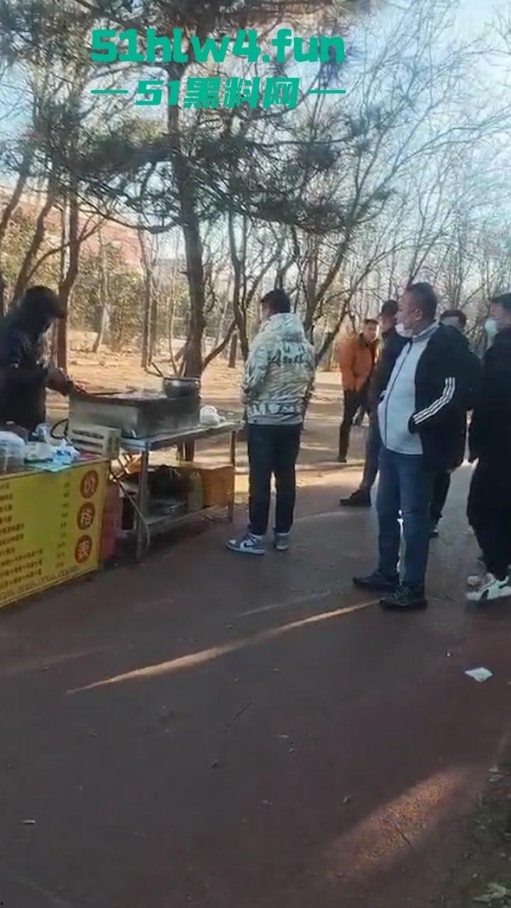 平民夫妻俩于日照航海工程职业学院门口摆摊,不明人物掀摊找事现场视频,实在可恶!-2