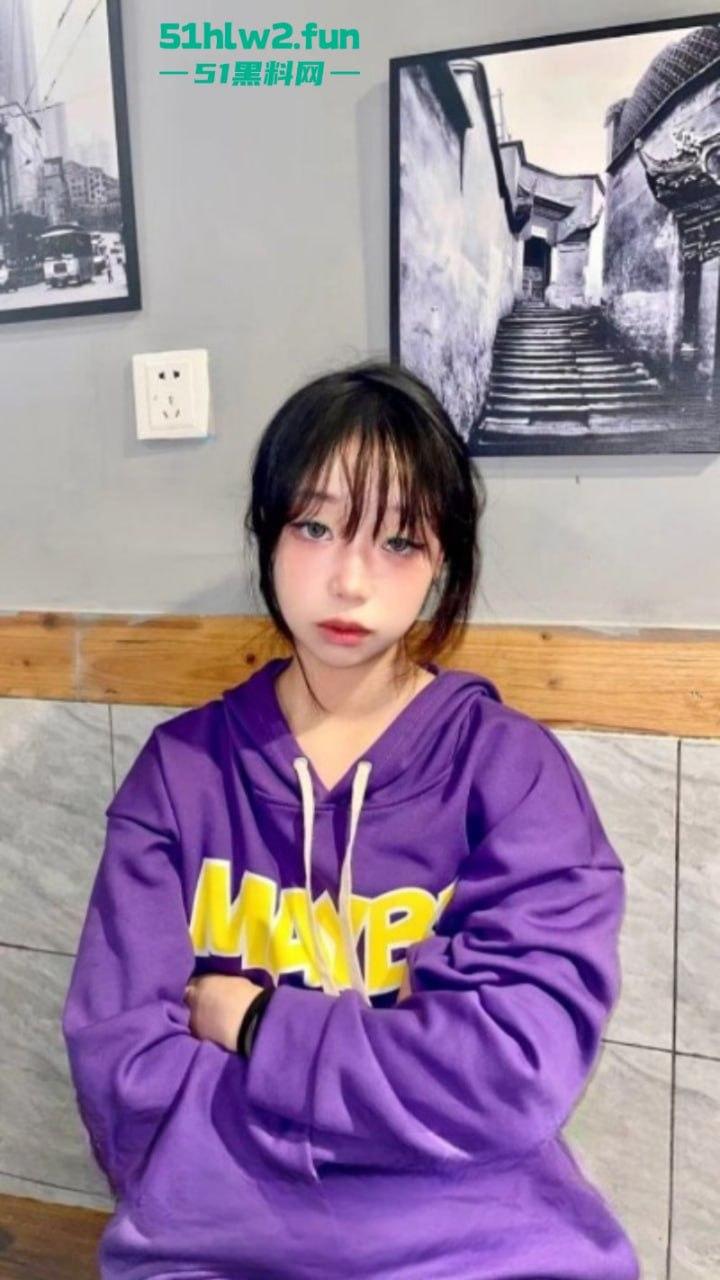 四川颜值嫩妹【李志君】04后长腿精神小妹 为了烟钱下海,向金主展现裸体稚嫩的身材太诱人了。-2