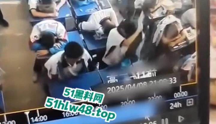 广州市第七中学【胡梦玲】上课主动给同桌手淫，监控下记录被曝光，小年轻又骚又胆大完全控制不了。-4