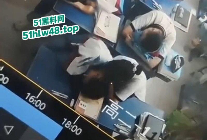 广州市第七中学【胡梦玲】上课主动给同桌手淫，监控下记录被曝光，小年轻又骚又胆大完全控制不了。-7