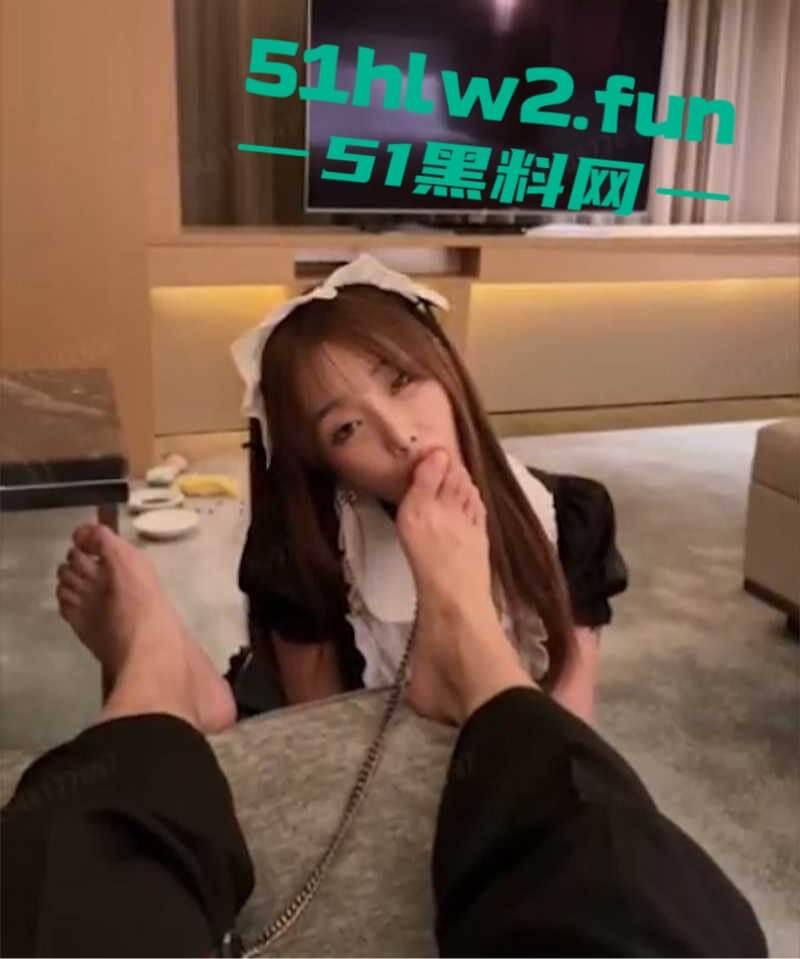 韩国【lovechuu】调教合集疯传,狗链配手铐被爆操,JK深喉舔得眼泪直流,骚得让人想玩她一百遍!-11