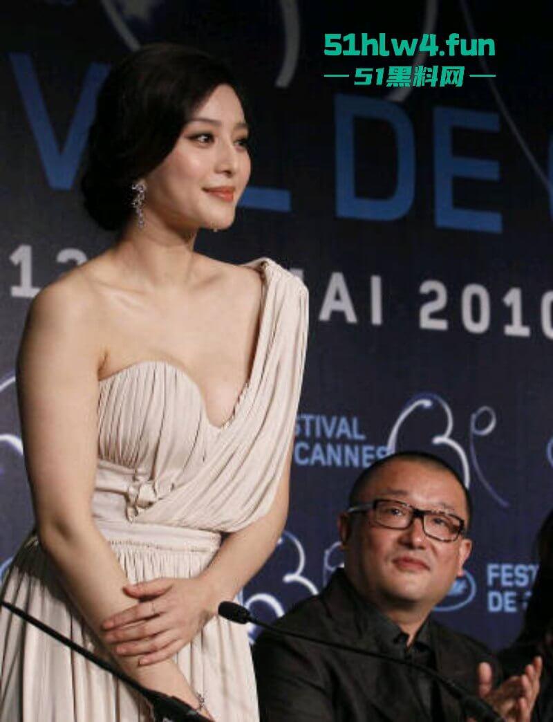 范冰冰复出柏林影展,范冰冰喷血造型超性感流苏设计的若隐若现失手露乳贴,看来巨星没落也只能靠肉体吸睛。-3