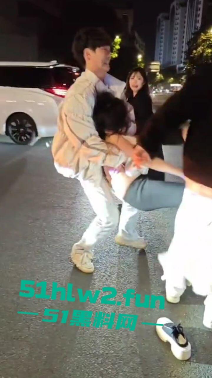汕头小仙女和闺蜜喝醉被三男子搭讪,结果小仙女直接暴走当街殴打辱骂男子,这是真猖狂啊。-4