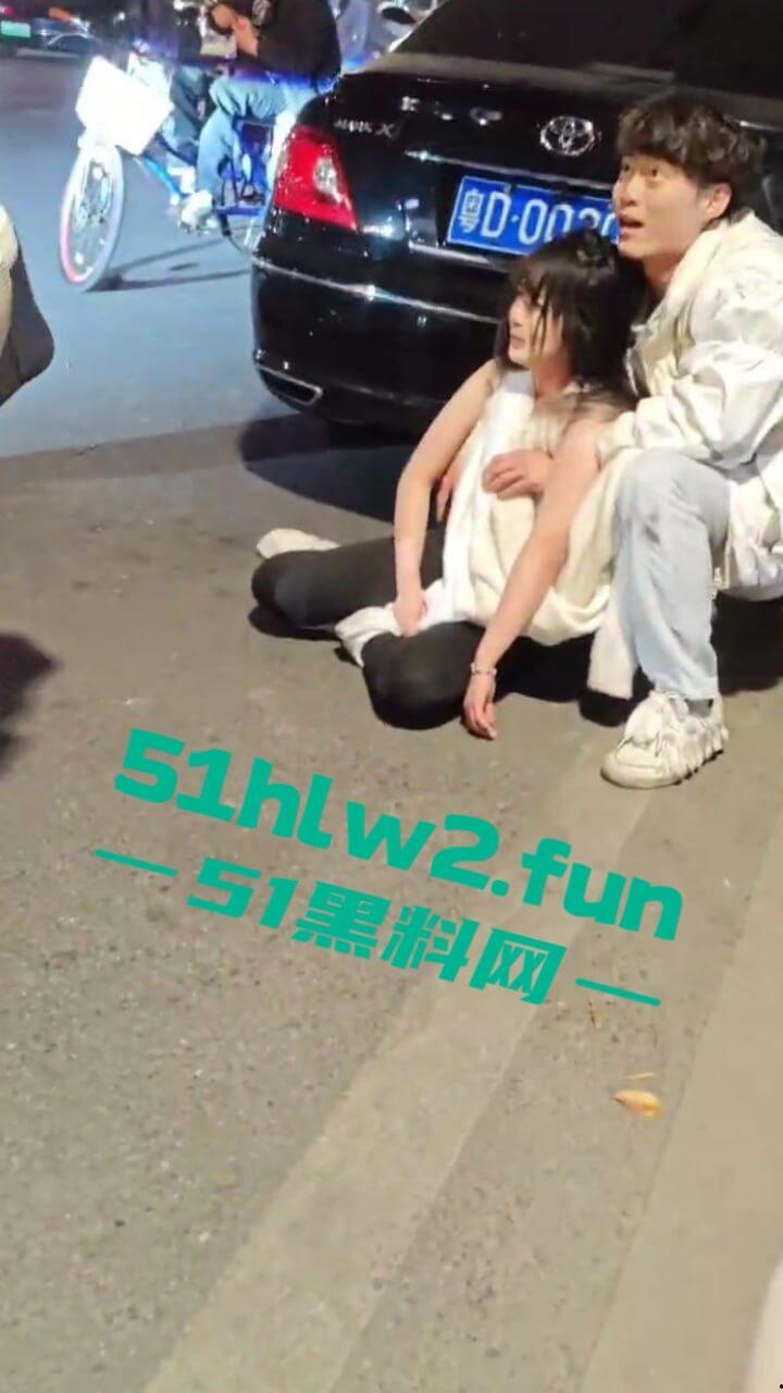 汕头小仙女和闺蜜喝醉被三男子搭讪,结果小仙女直接暴走当街殴打辱骂男子,这是真猖狂啊。-6