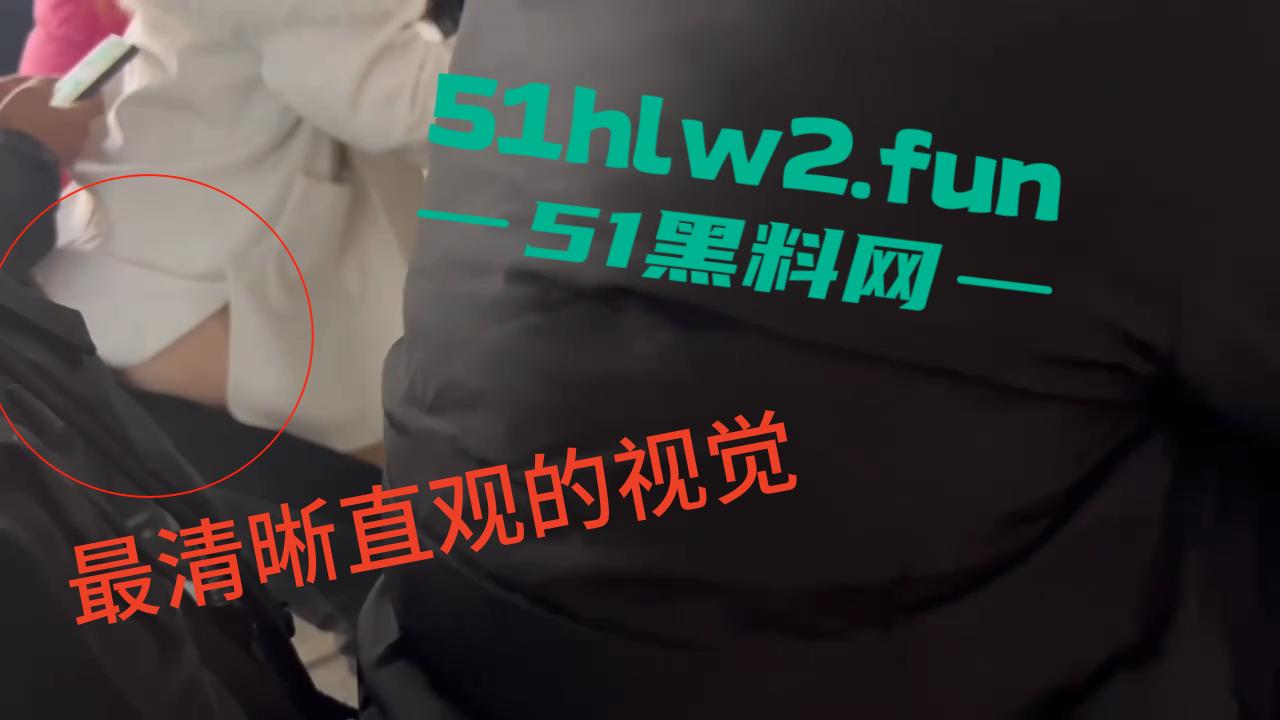 车站候车厅手机充电站惊险一对情侣,不顾周围众人大胆当街做爱视频曝光,这个刺激度也太上头了吧。-6