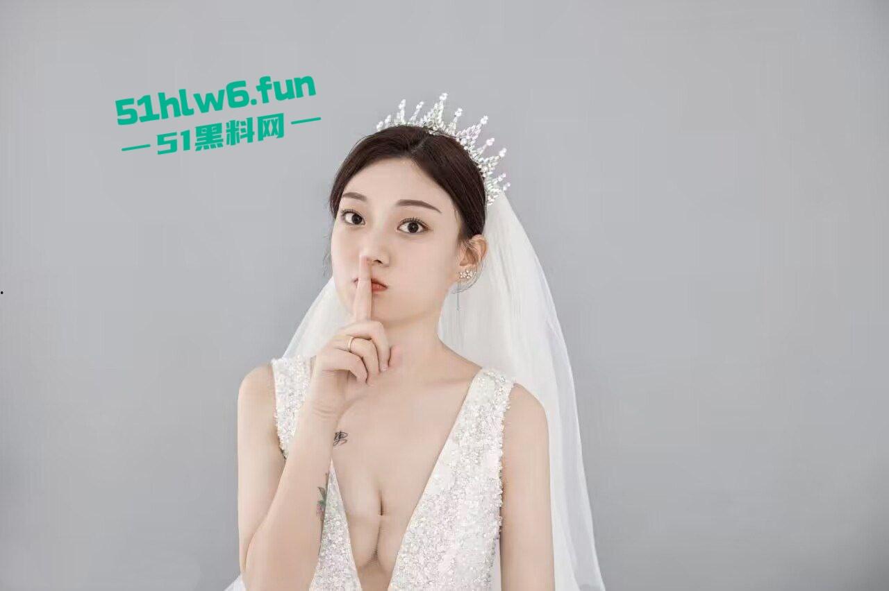 山东大学【陈露】性爱视频遭渣男分手曝光，清纯玉女在浓郁的阴毛下抠逼舔鸡反差十足。-1