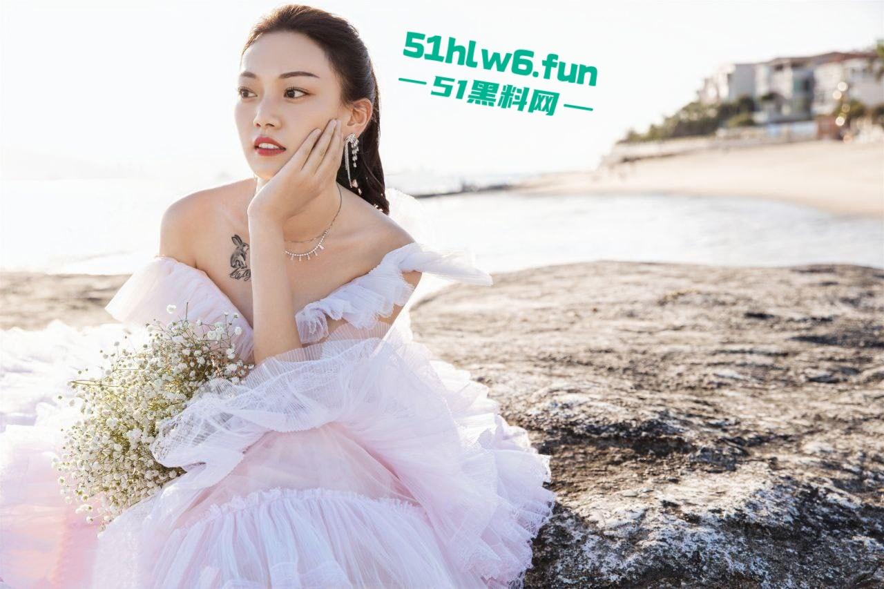 山东大学【陈露】性爱视频遭渣男分手曝光，清纯玉女在浓郁的阴毛下抠逼舔鸡反差十足。-6