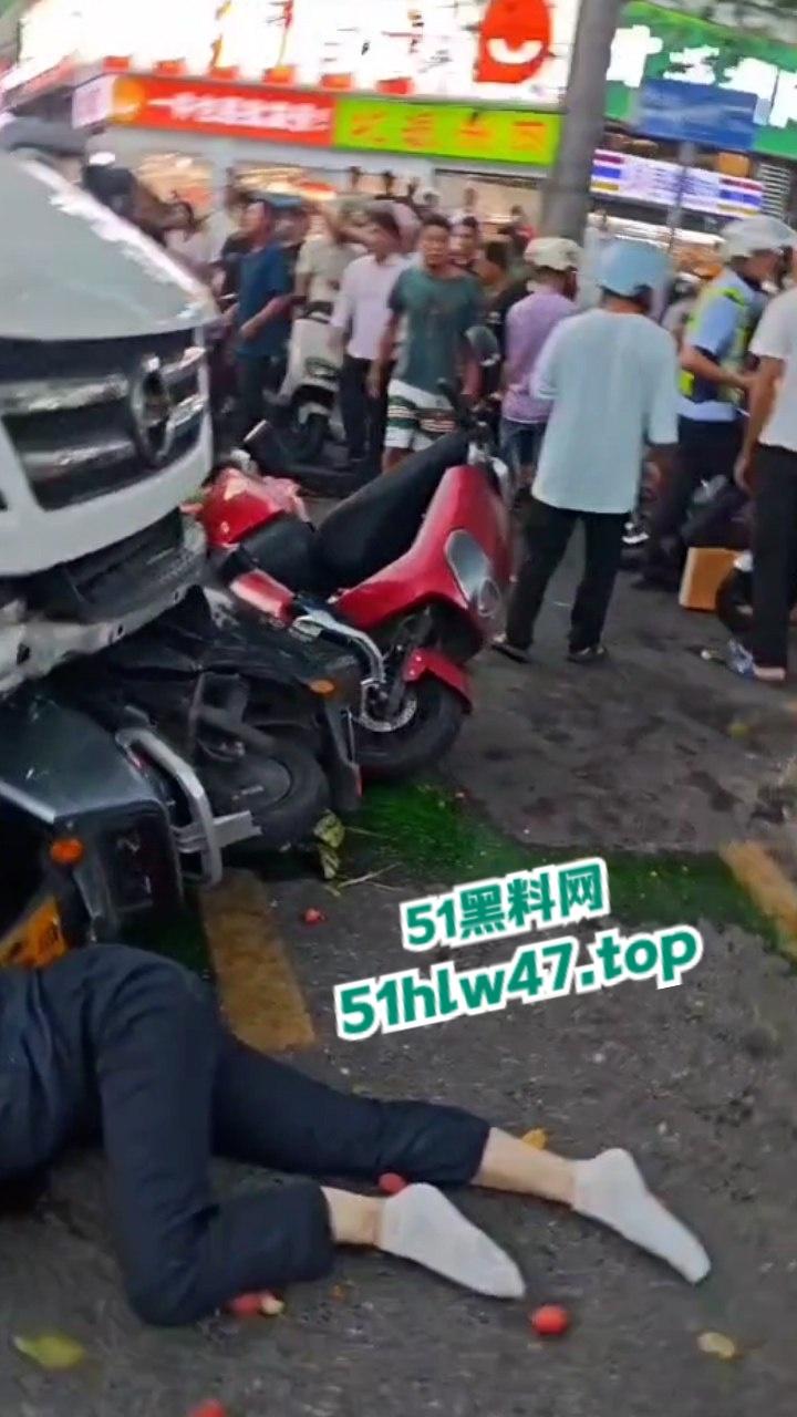 海南三亚金鸡岭路口惊现马路杀手,60岁大妈开货车撞飞一堆电驴和行人,现场十分凄惨混乱!-2