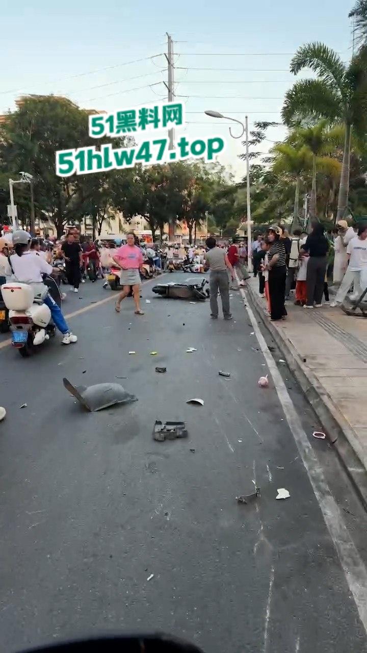 海南三亚金鸡岭路口惊现马路杀手,60岁大妈开货车撞飞一堆电驴和行人,现场十分凄惨混乱!-5