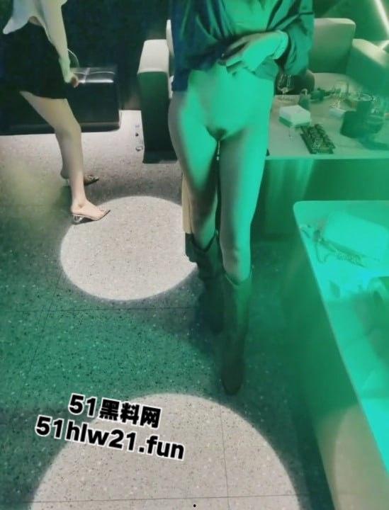 爆料不知名地下KTV淫乱尺度十级打码,坐台小姐大方摸奶抠逼光着屁股漏毛嬉戏。-8