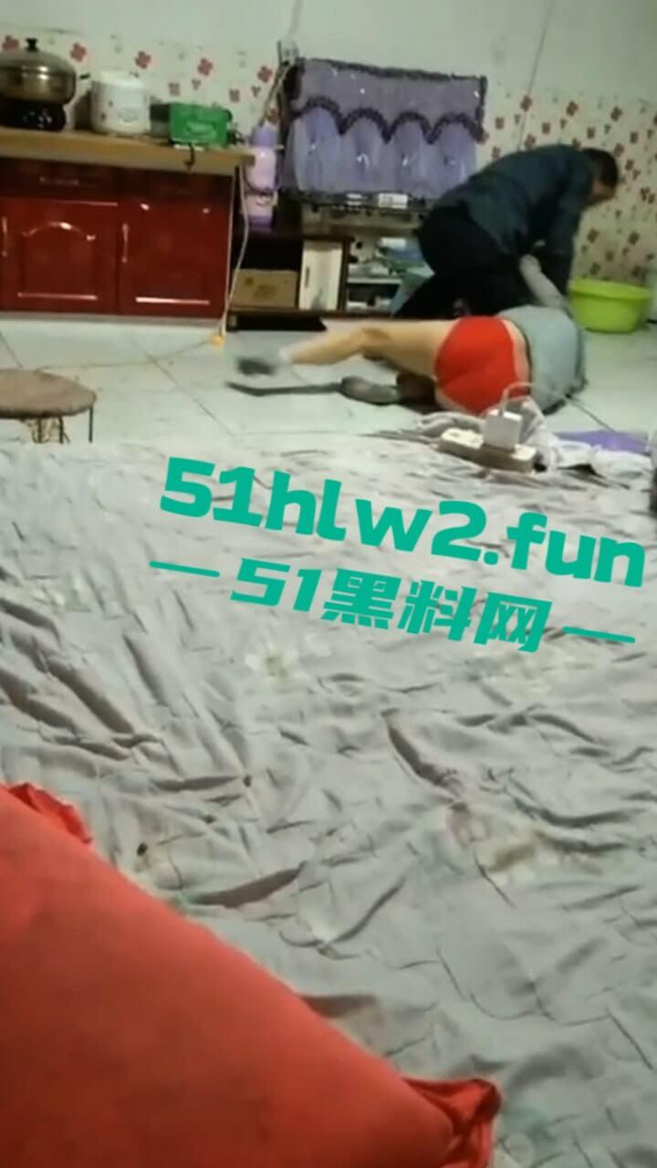 极品骚妇约炮情人,竟大胆带回家啪啪被老公捉奸在床,抡凳子揍的骚货女人嗷嗷惨叫。-6