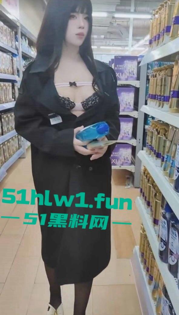 极品高颜值小仙女接受大神户外调教，塞入遥控跳蛋在超市景区大胆玩露出全程。-1