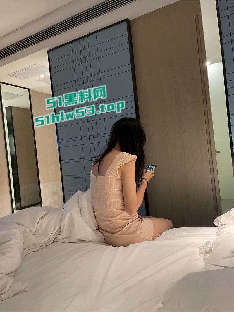 新晋约炮大神【乾隆下江南】约炮极品学生妹,粉嫩小穴被各种姿势抽插内射,交缠摩擦间淫水四溅!-1