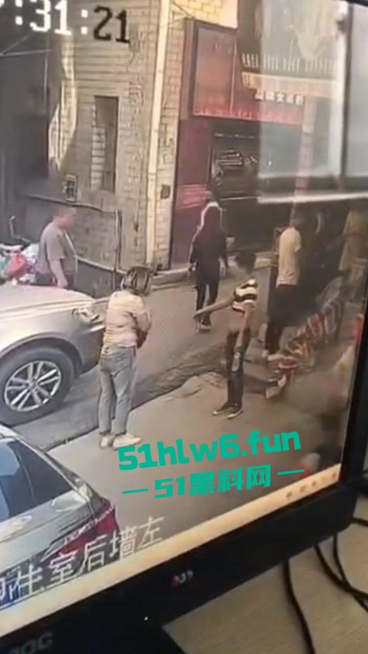 郑州男子持菜刀事件，妻子出轨被老公发现，直接拿菜刀当场砍死奸夫再追妻子狂砍。-6