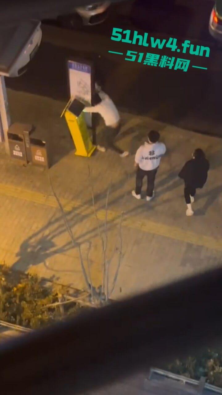 青岛小仙女挑衅男子嚣张辱骂还动手打人,结果被大哥一拳当场直接带走,看着都解气。-3